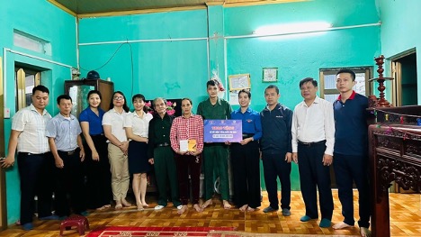 Công ty Cổ phần Miza tặng sổ tiết kiệm “Vững bước tân binh”