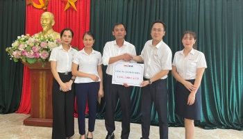 MIZA TRAO TẶNG 2.000 LÁ CỜ TỔ QUỐC CHO NHÂN DÂN XÃ NGUYÊN KHÊ